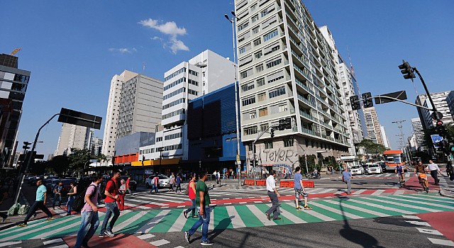 Faixa liga calçada da Consolação a ponto de ônibus. André Porto/Metro